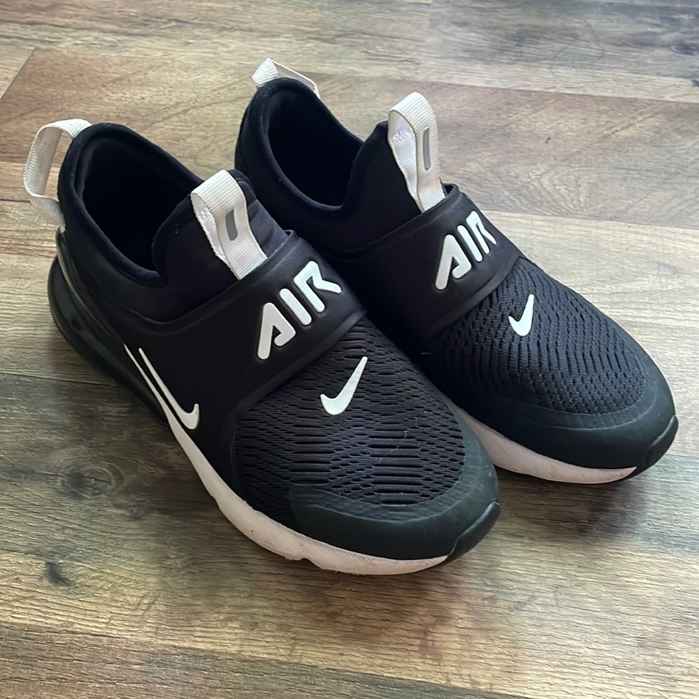 Black Nike 270s